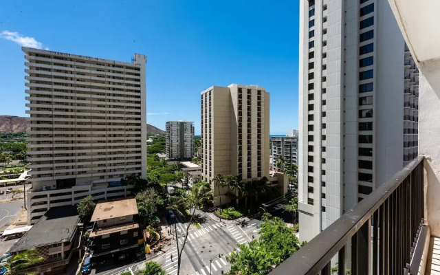 Spacious 14th Floor Corner Suite, Partial Diamond Head and Ocean Views, FREE Parking! by Koko Resort Vacation Rentals