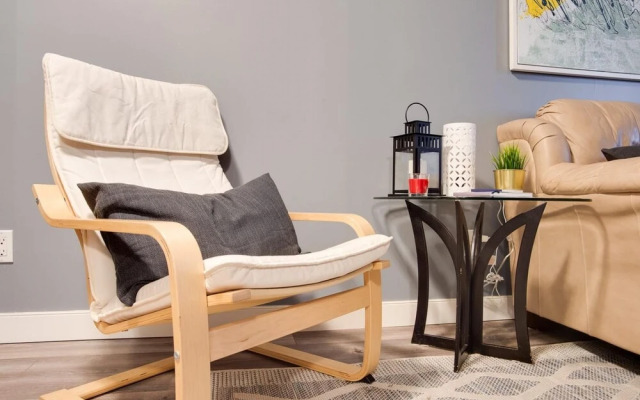 Cozy and Central DT Home w Gym Coffee Parking BBQ