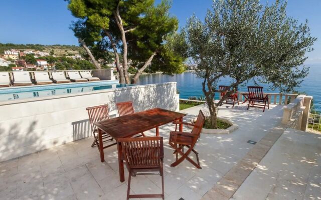 Sea Front - With Pool - H