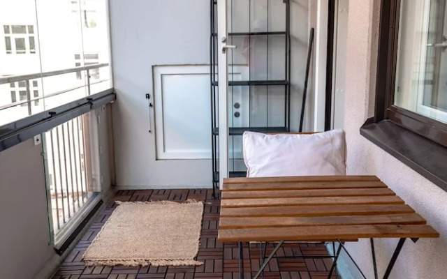2ndhomes Modern & Cozy 2BR Apt w Balcony