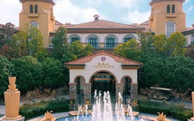 Zipeng Mountain Guangyuan International Conference Center