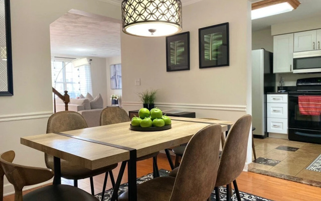 Top Rated Townhome - Our Reviews say it All. Large Discount During Pandemic. Self Checkin, Pet Friendly! Super-host Support