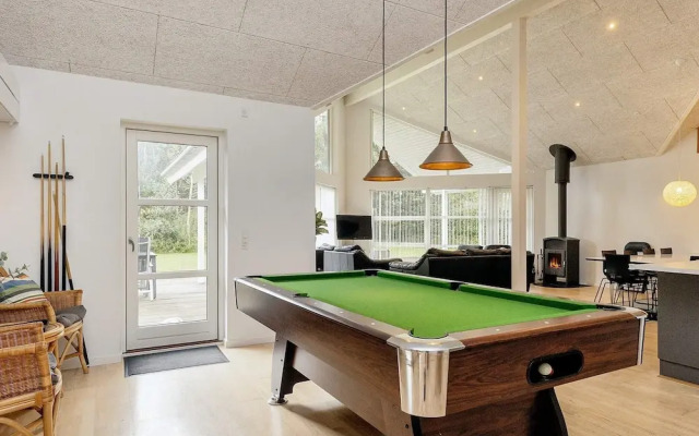 10 Person Holiday Home in Vaeggerlose