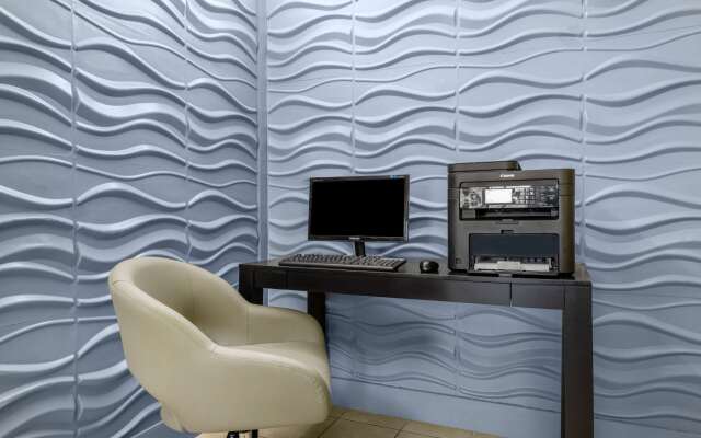 Days Inn & Suites by Wyndham Fort Bragg/Cross Creek Mall