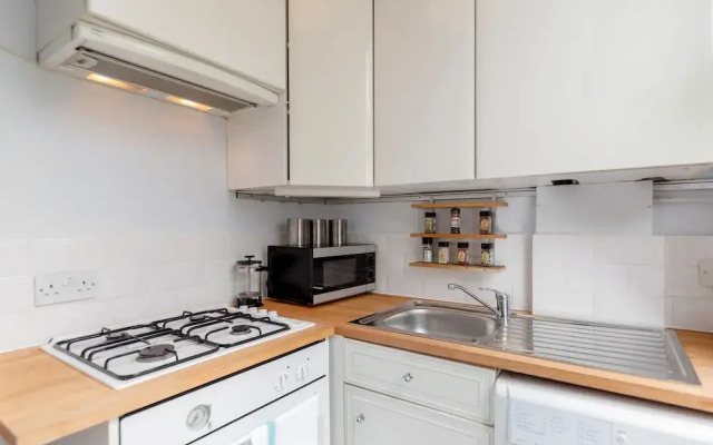 Earls Court Apartments by BaseToGo