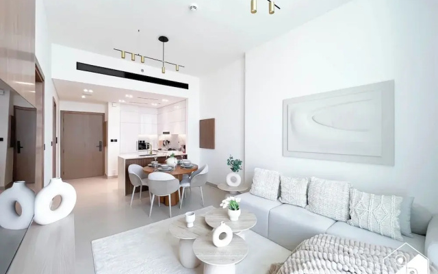 Luxury 1BR Balcony, Pool, Gym Prime Location