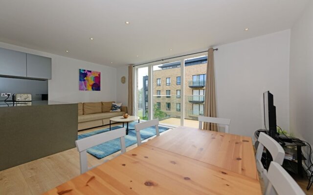 Executive Apartment Near Chiswick and Kew Gardens