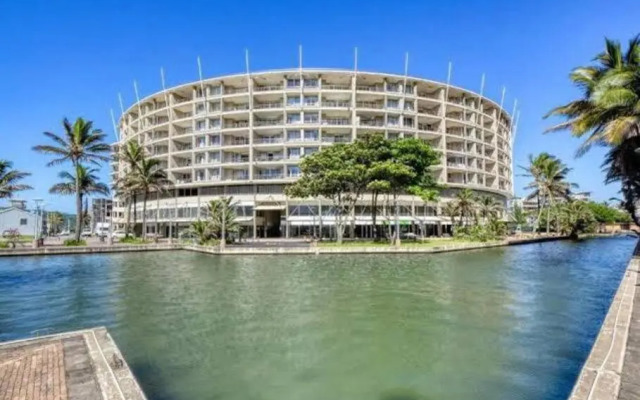 Accommodation Front - The Sails C6-18