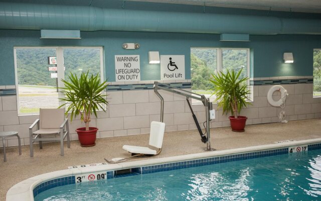 Holiday Inn Express & Suites Logan By IHG