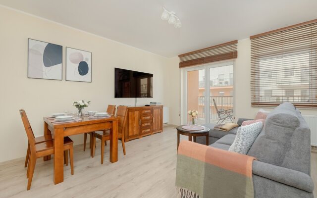 Spacious Apartment Poznań by Renters