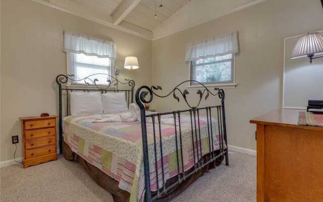 Bear View Chalet Three Bedroom Cabin