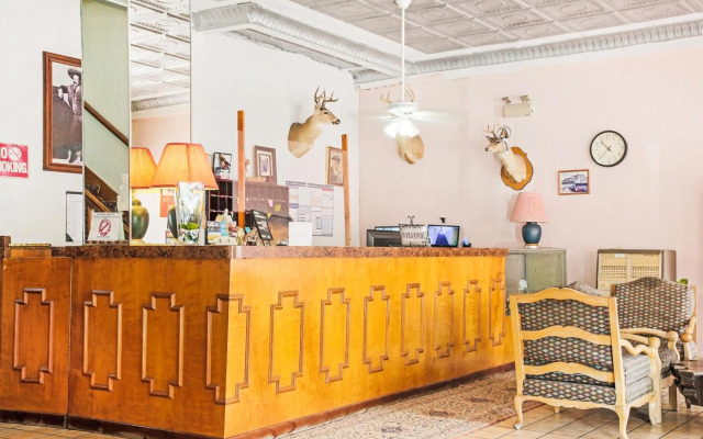 OYO Cameron Historic Hotel Brownsville I-69E