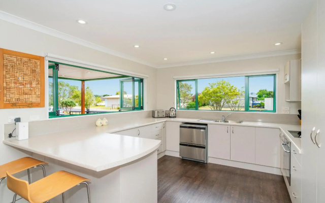 The Sunny Bach - Cooks Beach Holiday Home