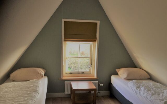 Lush Villa with Hot Tub, Private Fenced Garden in Hippolytushoef