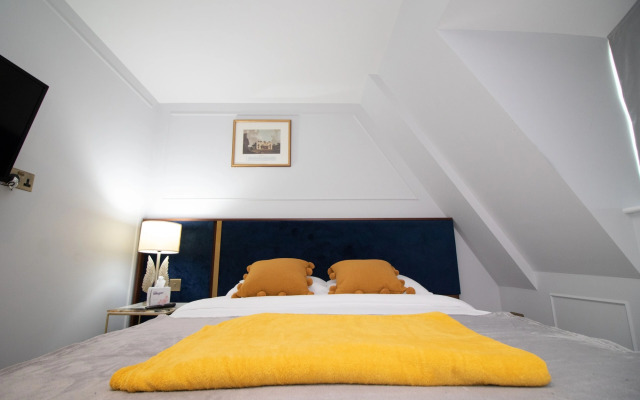Three Falcons Hotel