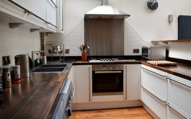 2 Bedroom Flat in Brockley With Garden