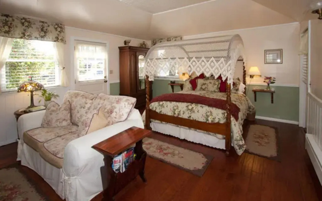 Headlands Inn Bed & Breakfast