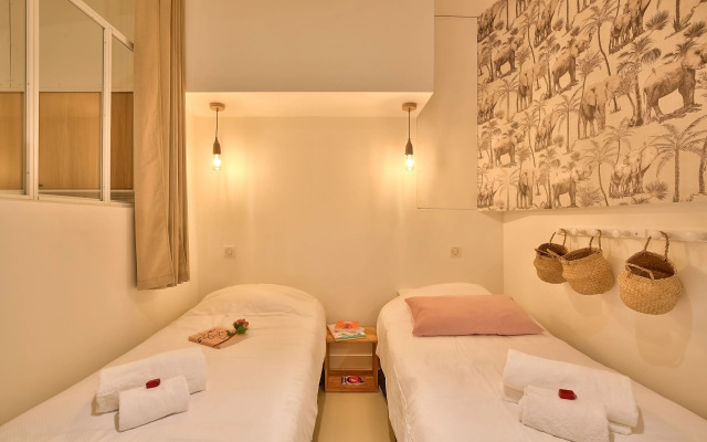 New Stunning 4 Bdrs Apt, With AC – Le Marais