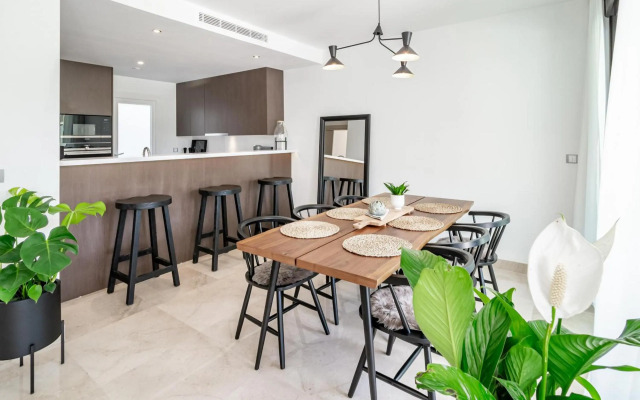 GG- Modern townhouse, families & couples only