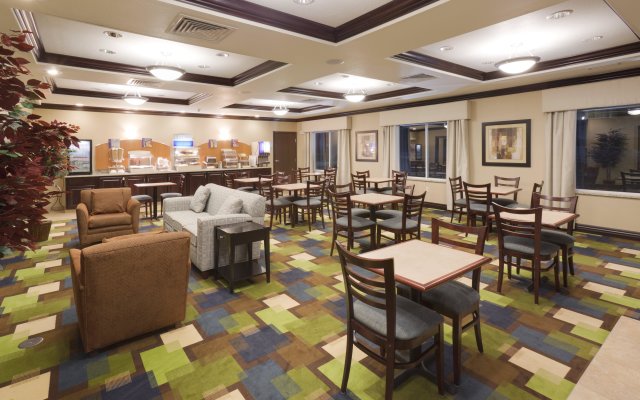 Holiday Inn Express & Suites Omaha I-80, an IHG Hotel