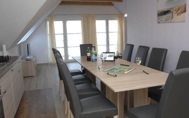 Beachside Apartment in Pepelow with Garden