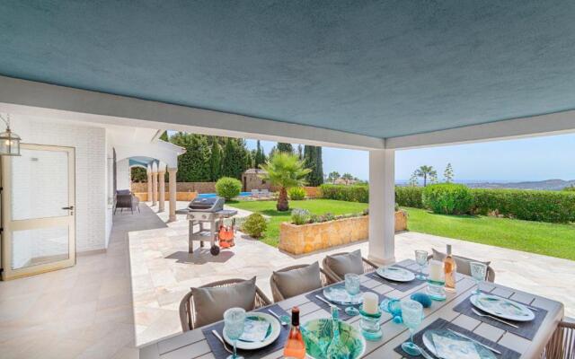 Villa Mimosa sleeps 8 with Guest house.