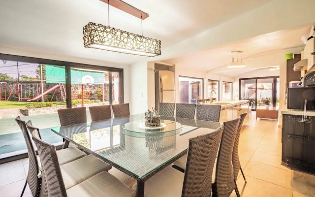 Spacious House Pool & Jacuzzi