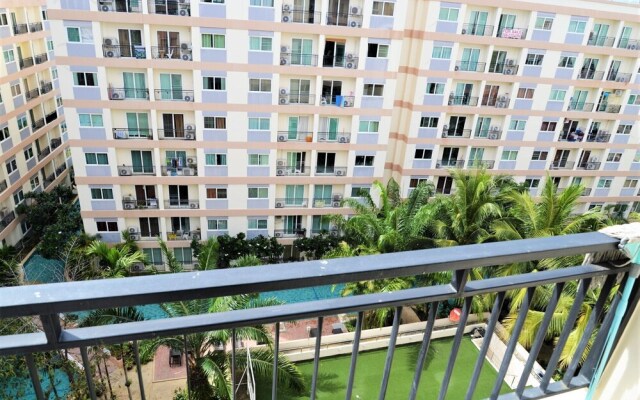 Park Lane studio apartment with swimming pool view Pattaya