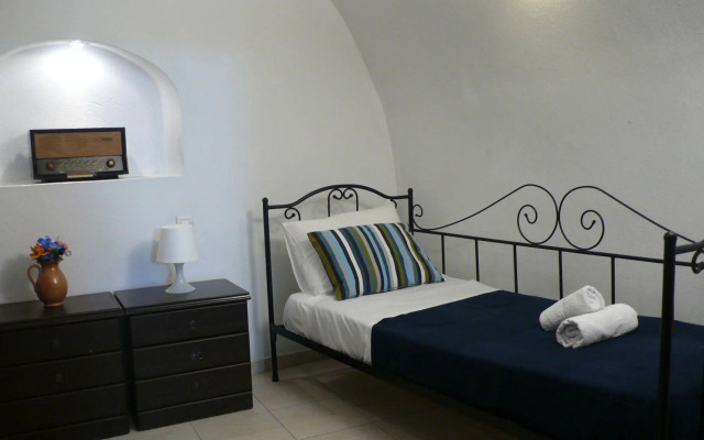 Iridanos Cave House