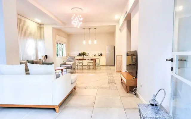 Charming 2BDR apt W Private Garden TL41
