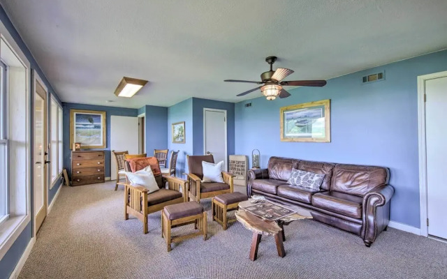 Treetop Hideout w/ Long-range Mountain Views!