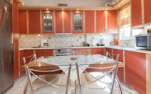 Scenic Balcony Apt in Vibrant Petralona