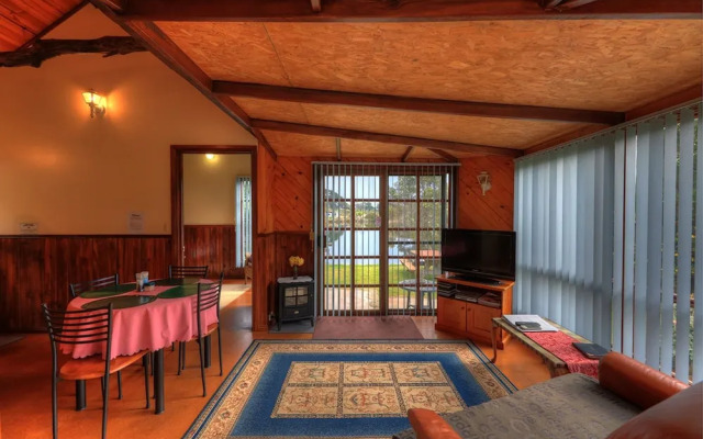 Stanley Lakeside Spa Cabins