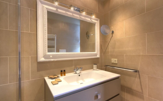 Spanish Steps Hills Apartment