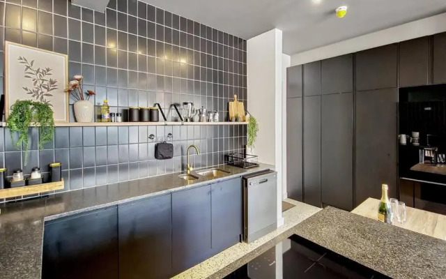 City Bowl Apartment with Rooftop Pool!