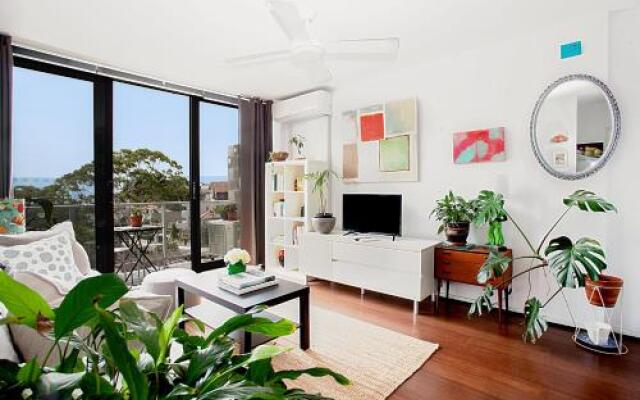 Treetop Retreat Five Minute Stroll To The Beach