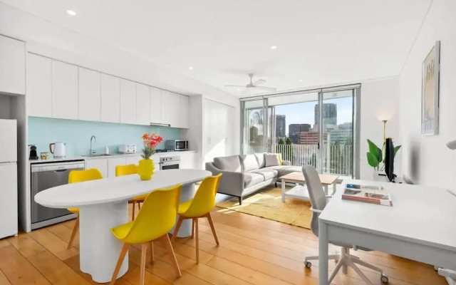Central Luminous 2 Beds With Balcony Aircon