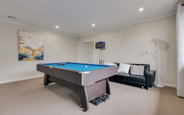 StayAU Spacious 6BR House Pool Table