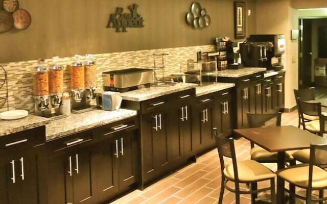 Stoughton Western Star Inn & Suites