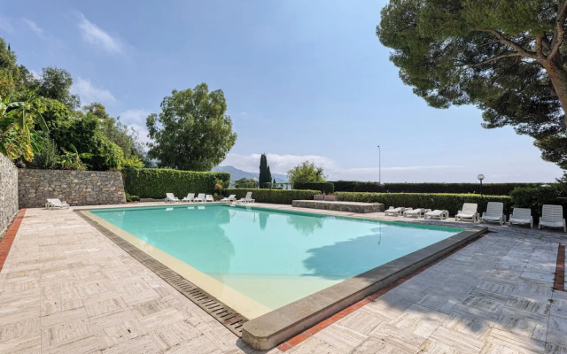 Hanbury Apt Pool And Sea