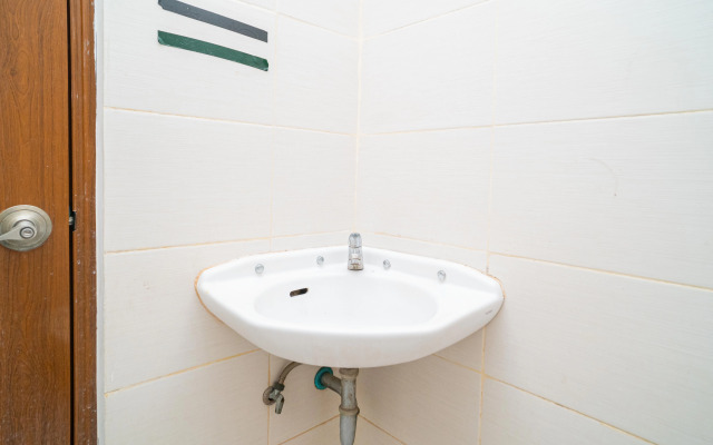 RedDoorz Syariah near Marvell City Mall 2