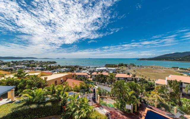 Ocean Views Galore - Airlie Beach