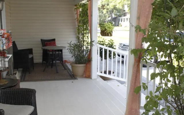 LakeBreeze Niagara Bed & Breakfast