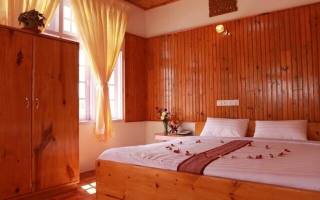 Pine Breeze Hotel