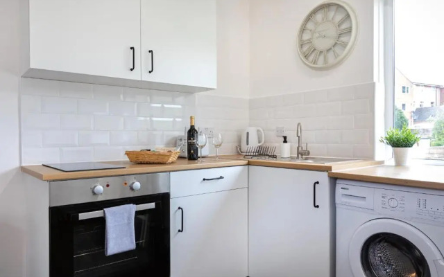 Modern 1-Bedroom Apartment, beach 5-min walk, free parking