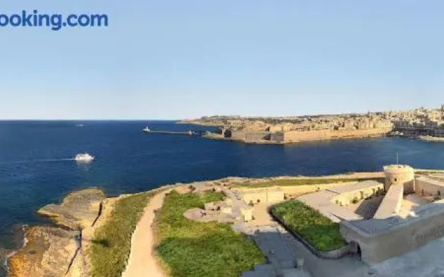 Seaside Bliss 3BR Holiday Apartment Sliema