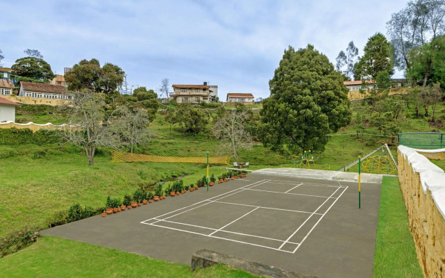 OYO Premium Golf Club Road