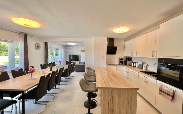 Large Holiday House With Swimming Pool and Terrace