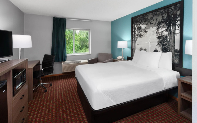 Super 8 by Wyndham McHenry/Fox Lake Area