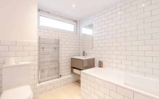 Spacious 1 Bedroom Apartment in Vibrant Angel